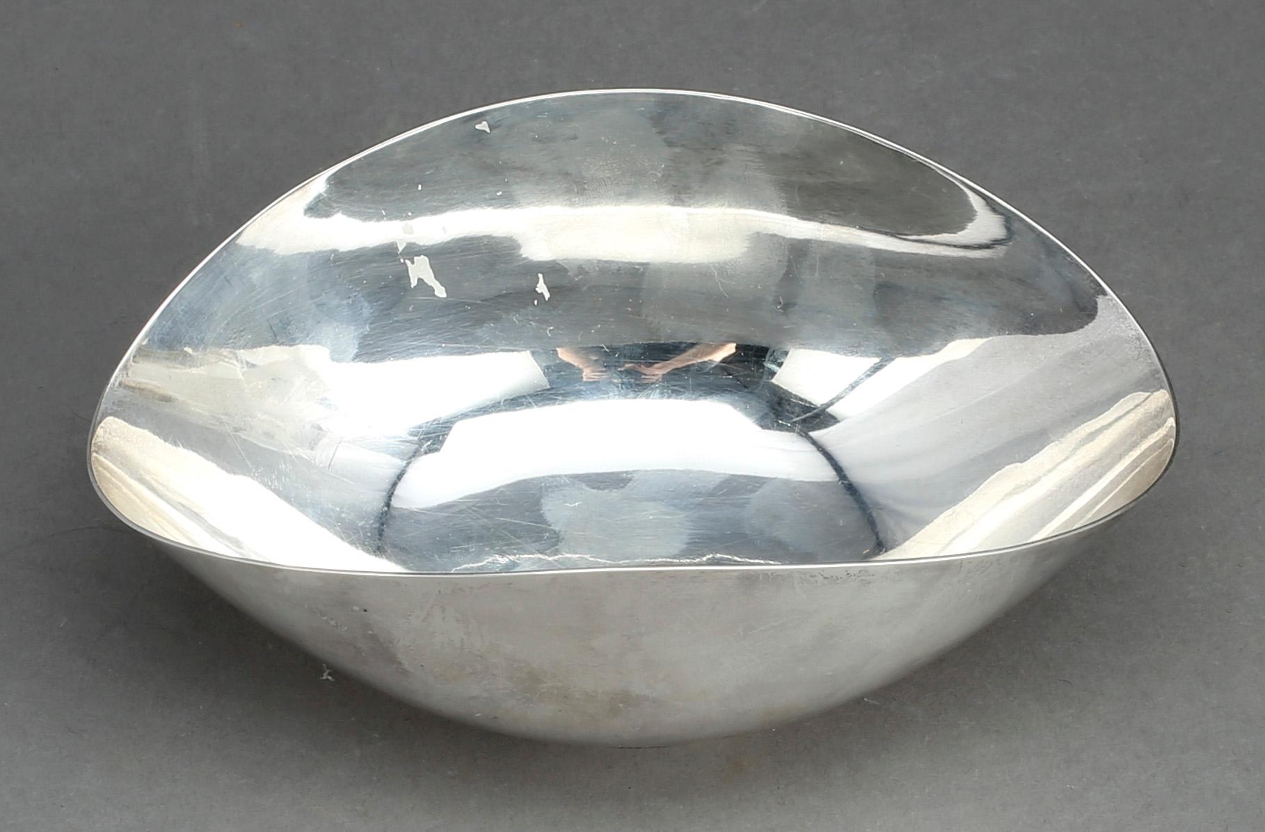 SKÅL, silver, Hélène Gärdfeldt för Hovjuvelerare Carlman AB, Stockholm, 1958. Vikt ca 180,2 g.