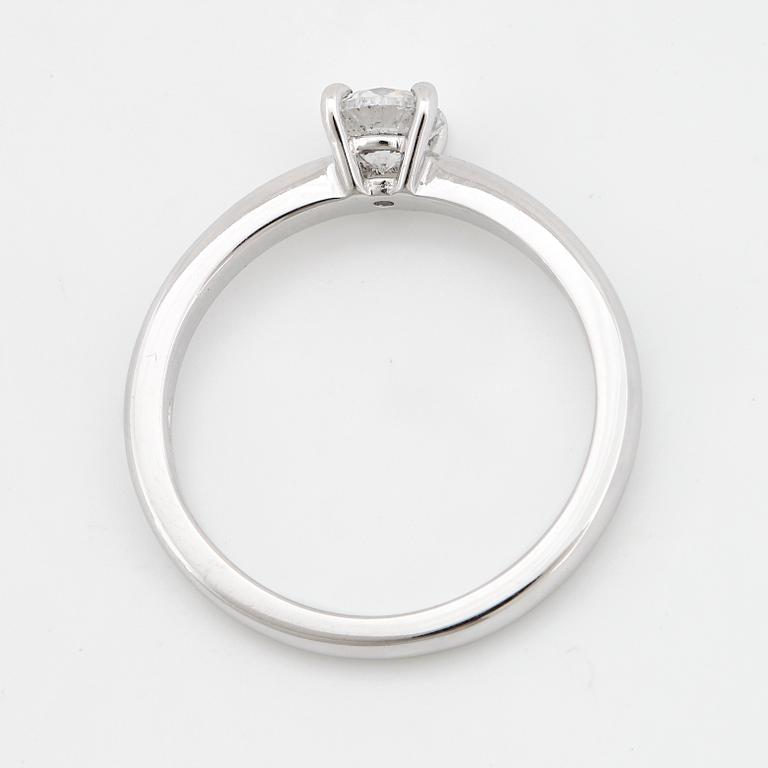 An 18K white gold ring set with a round brilliant-cut diamond.
