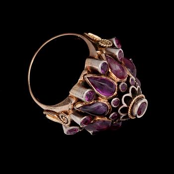 RING, cabochonslipade rubiner, Indien, 1900-talets första hälft.