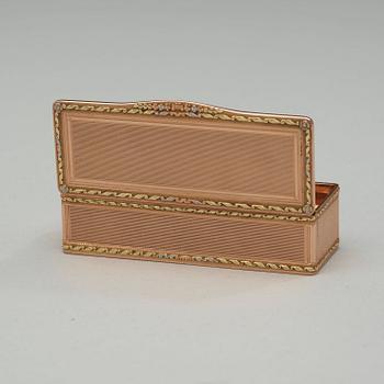 A French 18th century 14 ct. gold snuff-box, troi coleurs.