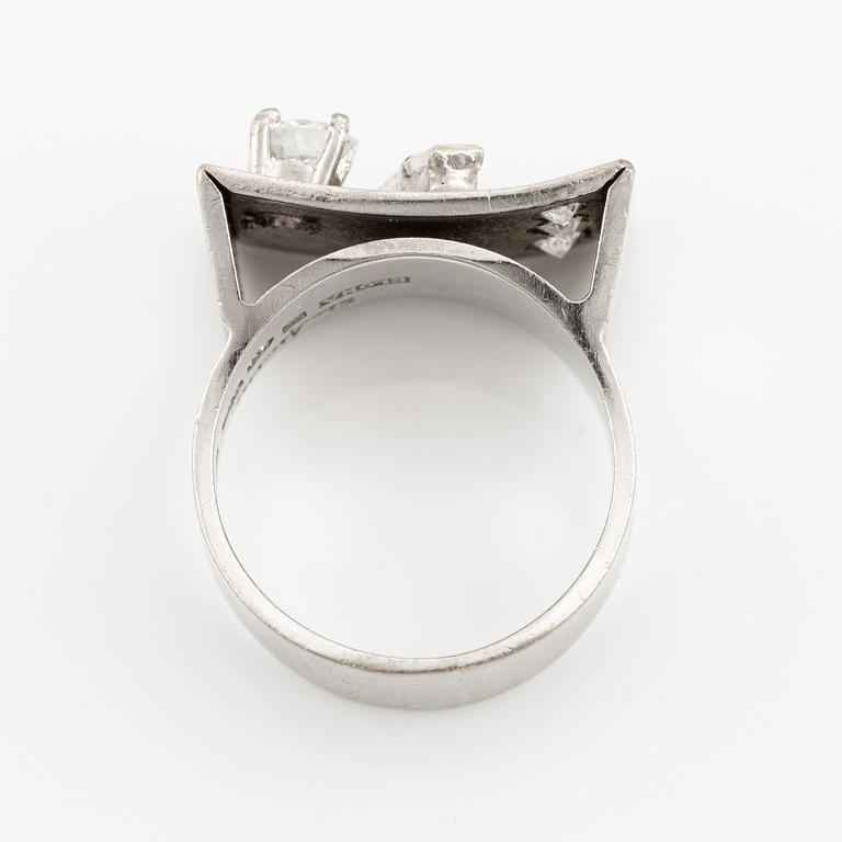 Ring, Elon Arenhill, 18K vitguld med baguette- och briljantslipade diamanter totalt ca 0.85 ct.