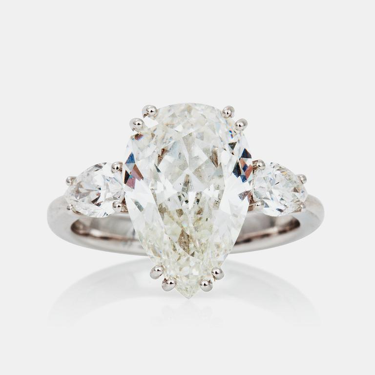 A pear-shaped diamond, 4.60 cts G/VS2 according HRD certificate, ring.