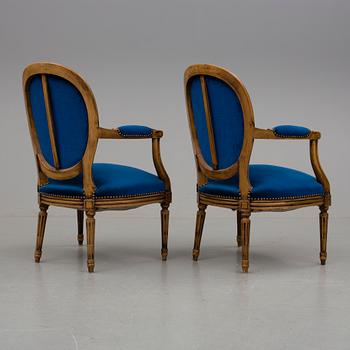 KARMSTOLAR, ett par. Louis XVI-stil. 1900-talets första hälft.
