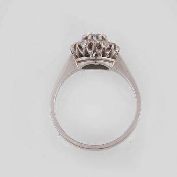 RING, 18K vitguld med briljantslipade diamanter, 0,70 ct, Jarl Sandin, Göteborg, 1981. Vikt.