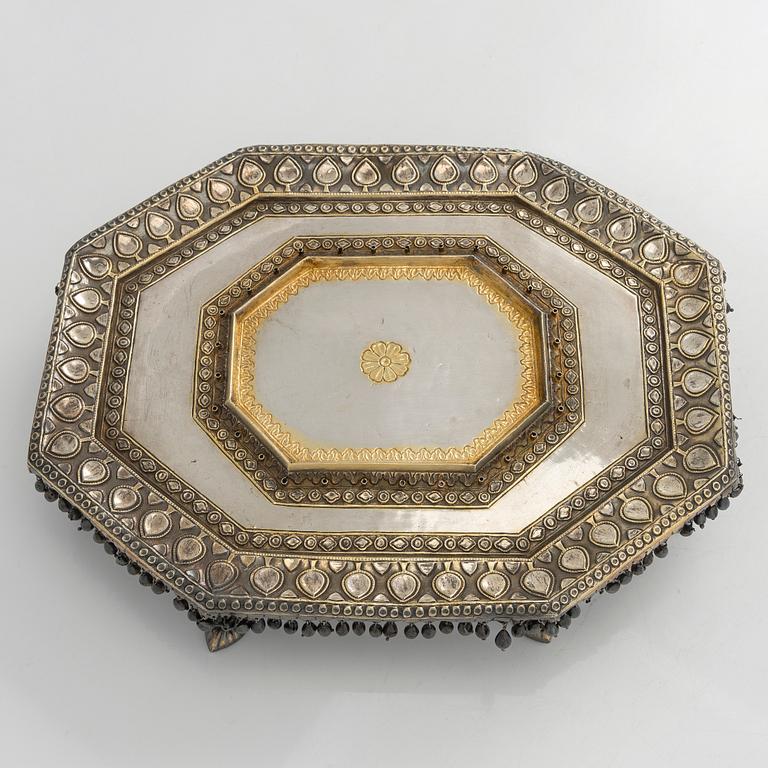 Pan-skrin på bricka, silver och förgyllt silver, mogulstil, Delhi, Indien, 1800-talets första hälft.