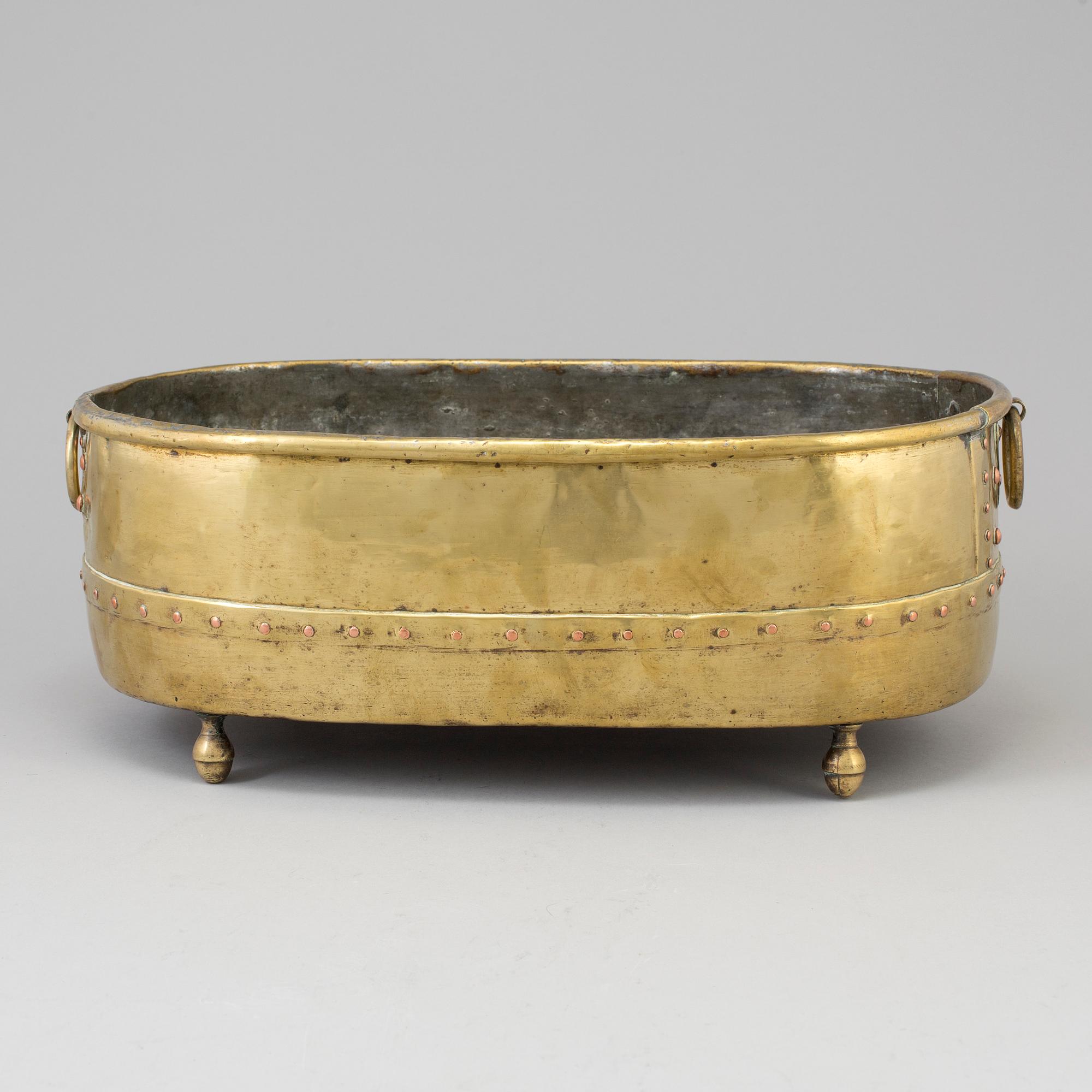 A brass wine cooler, 17th-/18th century-.