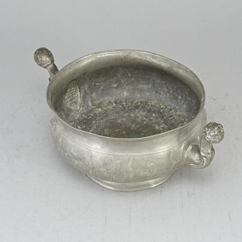 An 18/19th century pewter bowl.