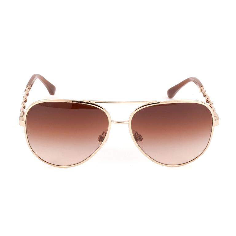 CHANEL, ett par solglasögon.