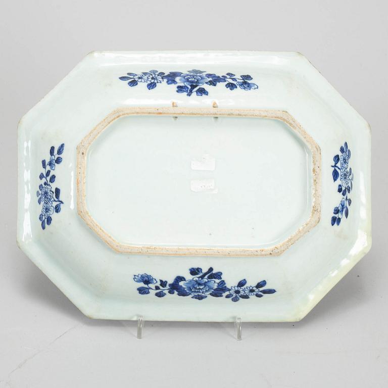 A blue and white dish, Qing dynasty, Qianlong (1736-95).