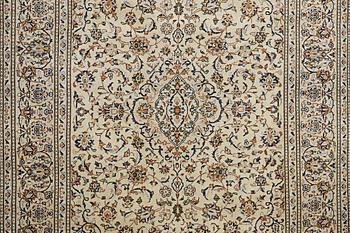 A carpet, Kashan, ca 298 x 199 cm.