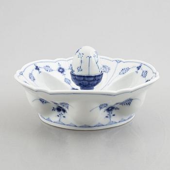 A "Blue fluted" / "Musselmalet riflet" porcelain egg stand, Royal Copenhagen, model 119, 1898-1923.