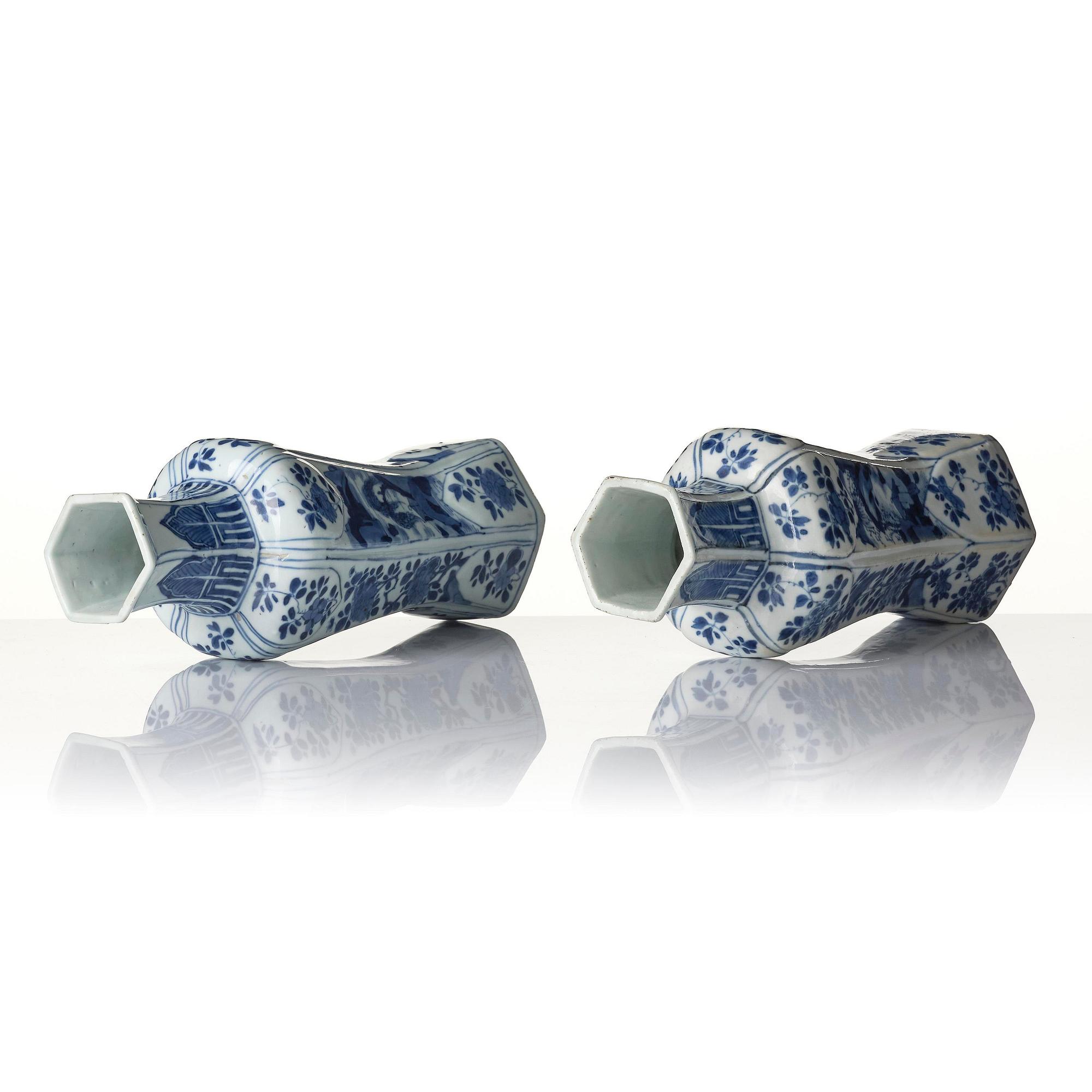 A pair of blue and white vases, Qing dynasty, Kangxi (1662-1722).