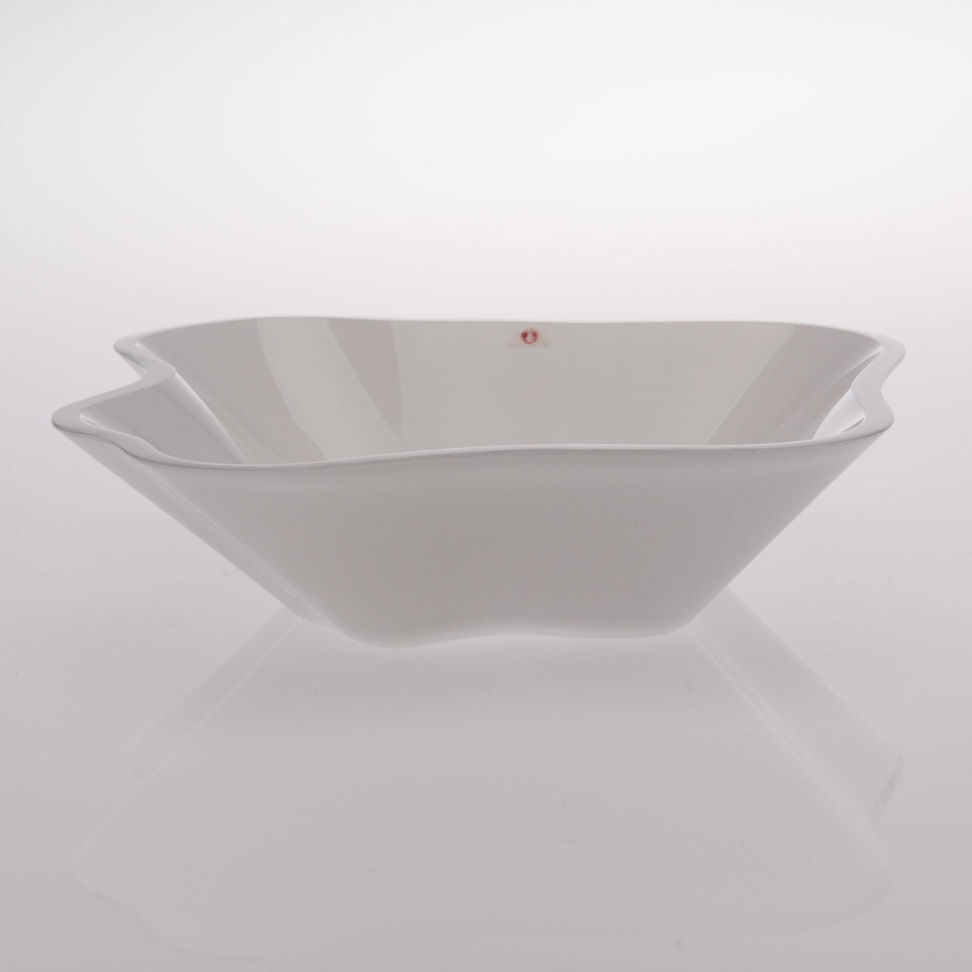 ALVAR AALTO, GLASS SCULPTURE, 4 PIECES. The Aalto Flower. Signed Alvar Aalto, the lower dish numbered 19/1986. Iittala.