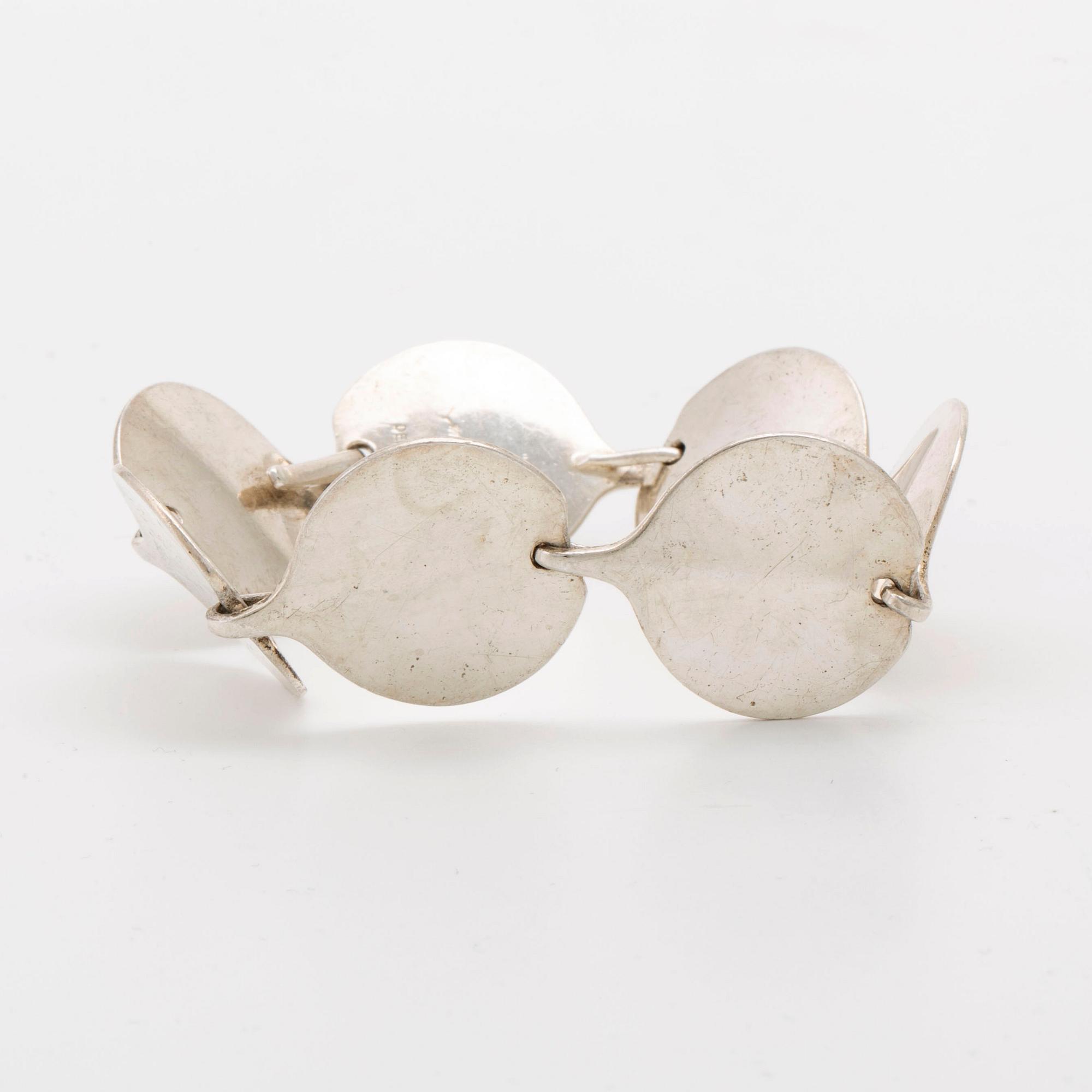 2 silver bracelets, approx 19 x 2 cm approx 20 x 0,5 cm.