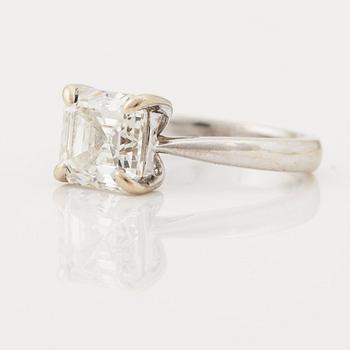 RING, med trappslipad (Assher-cut) diamant, 3.02 ct.