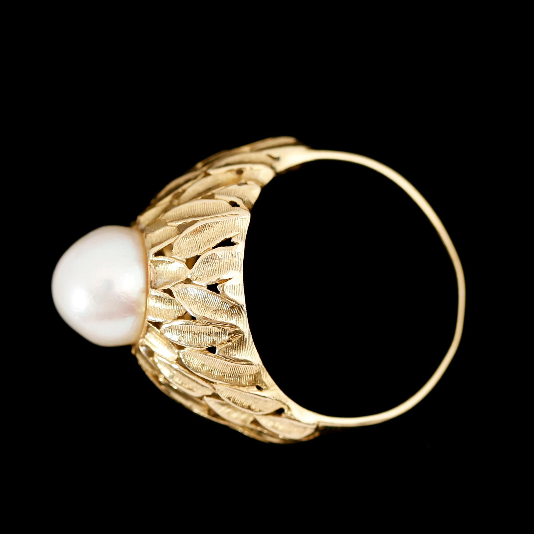 RING, 18 k, guld, med odlad pärla. Total vikt ca 5 g.