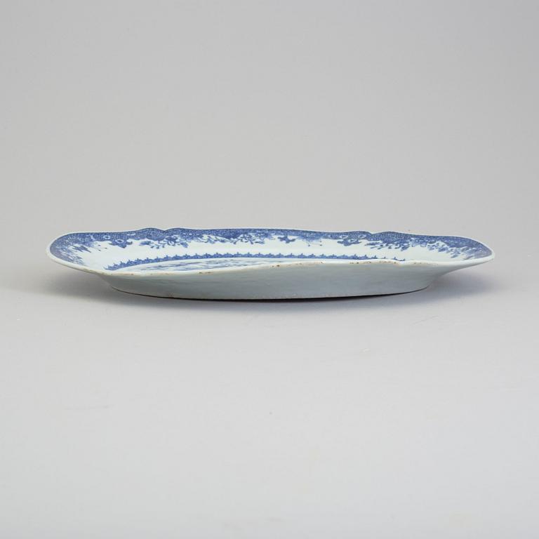 A blue and white export porcelain dish, Qing dynasty, Qianlong (1736-95).