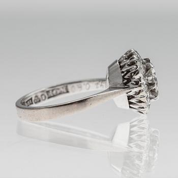 RING, 18K vitguld, briljantslipade diamanter 1.41 ct. Mittstenen 0.60 ct. Ribbhagen Stockholm 1980. Vikt 4,7 g.