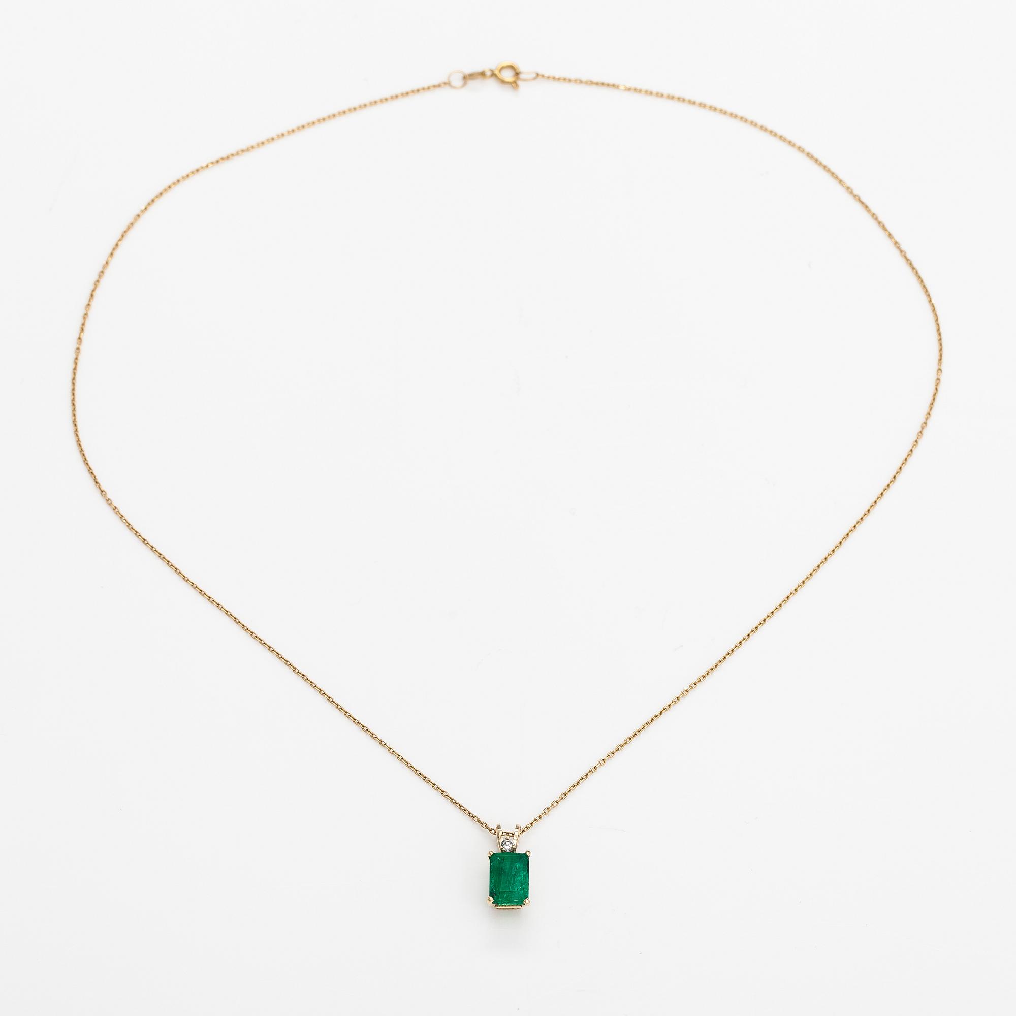 A 14K and 18K gold necklace with an ca. 2.22 ct emerald and a ca. 0.05 ct diamond.