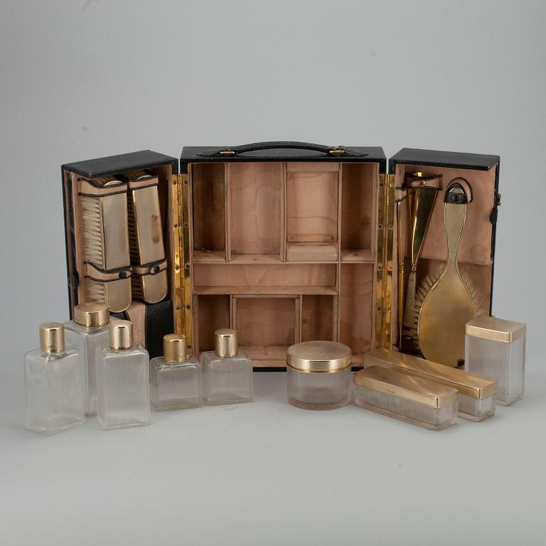 TOILETTESET I ETUI, 20 delar, förgyllt silver och glas. G.H. James & Co, London 1929.