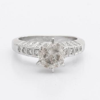 RING 14K vitguld m 1 briljant ca 1,8 ct, ca L-M VS, sidostenar ca 0,25 ct totalt.