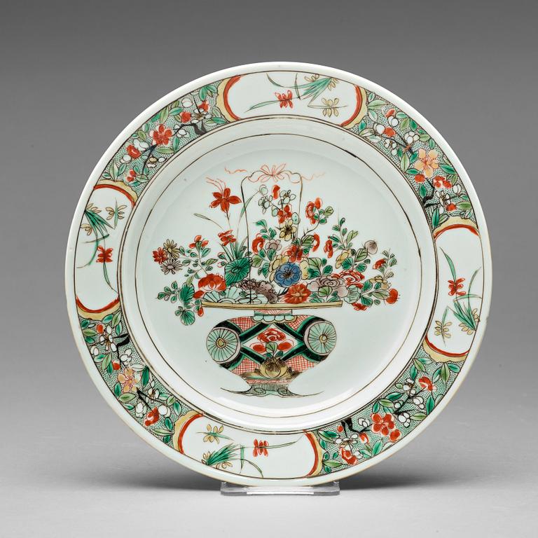 A famille verte dinner plate, Qing dynasty, Kangxi (1662-1722). With Johanneum mark.