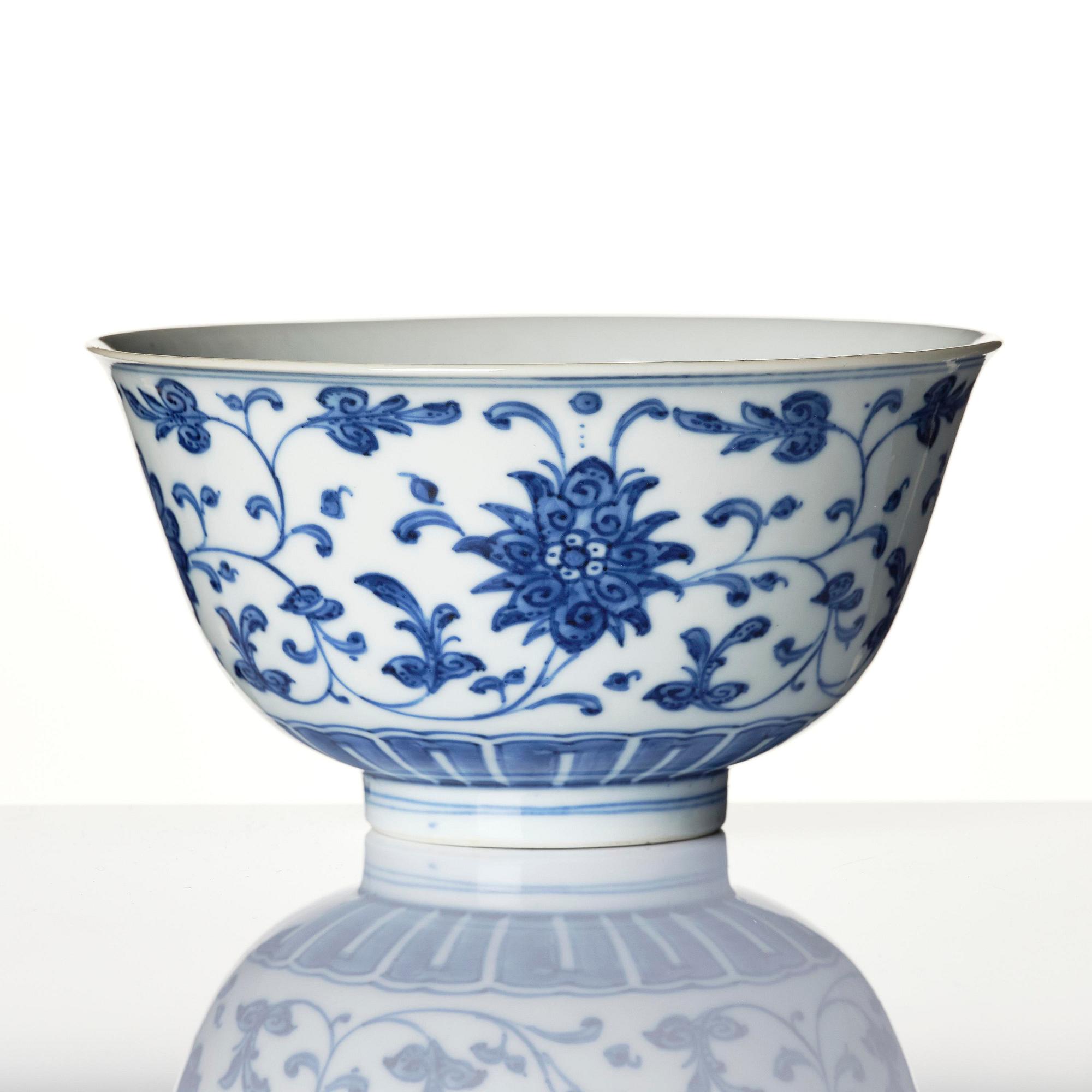 Skål, porslin. Qingdynastin, med Qianlongs märke och period (1736-95).