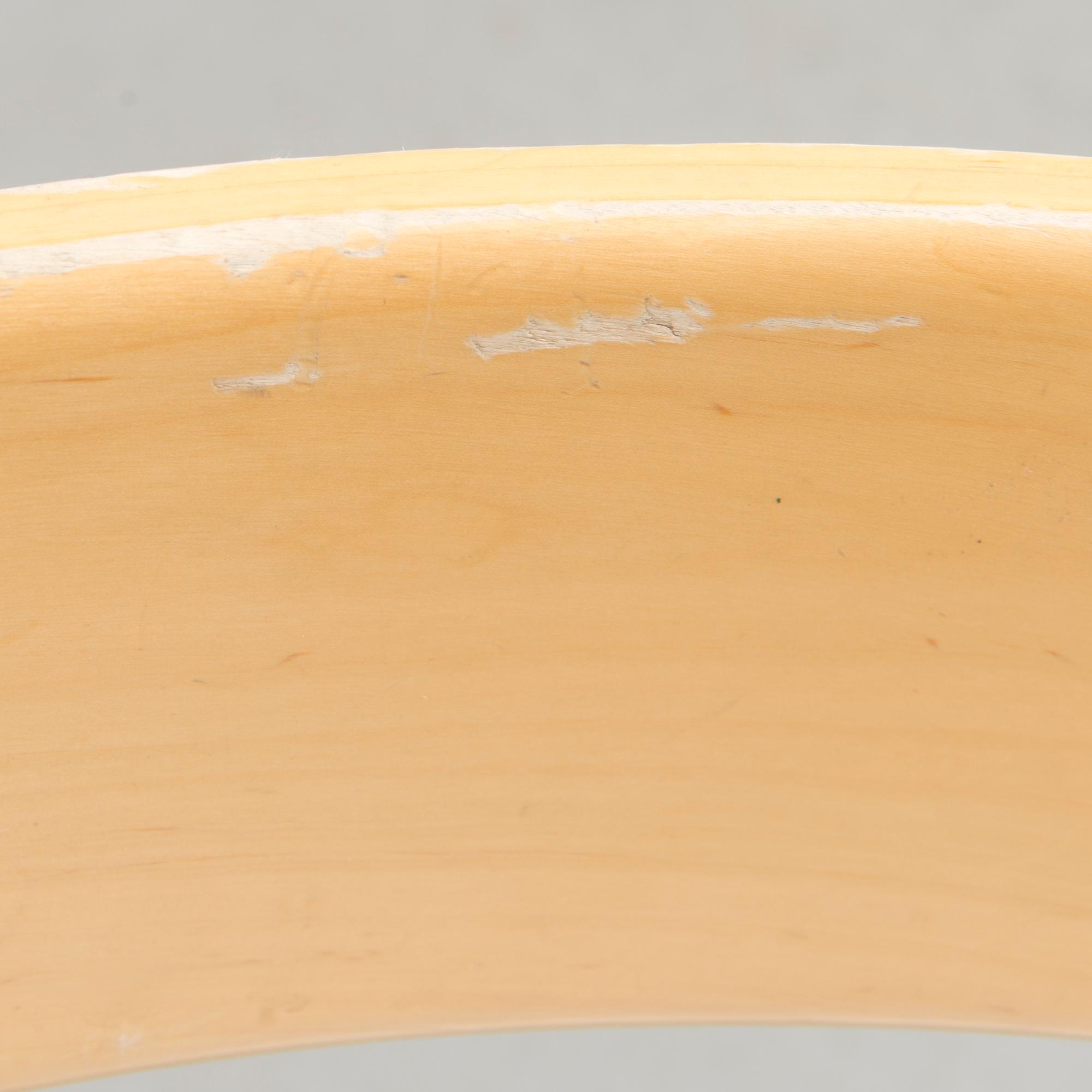 ALVAR AALTO, PÖYTÄ, 1960/70-luku ja TUOLIA, 4 kpl malli 69, Artek, 2000-luku.