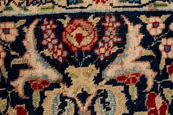 Matto, semi-antique Tabriz, ca 353 x 241 - 245 cm.