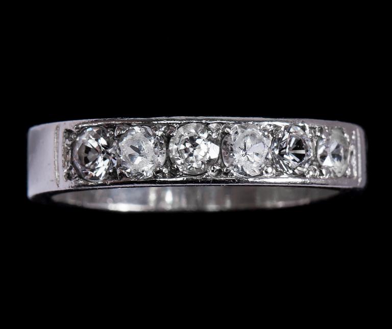 RING, 18 k vitguld med vita stenar, troligtvis bergkristall, Wiwen Nilsson, 1947. Vikt ca 6 g.