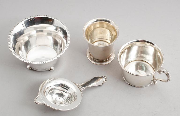 SILVERFÖREMÅL, 4 st, engelska, danska och svenska stämplar, 1900-tal. Vikt ca 300 gram.