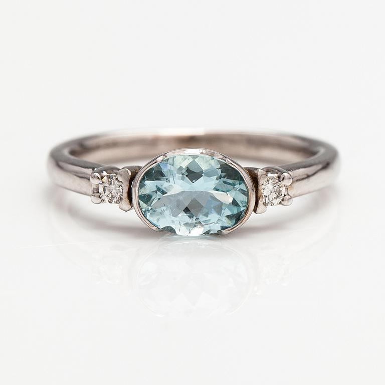 A 14K white gold ring with an aquamarine and diamonds ca. 0.08 ct in total.