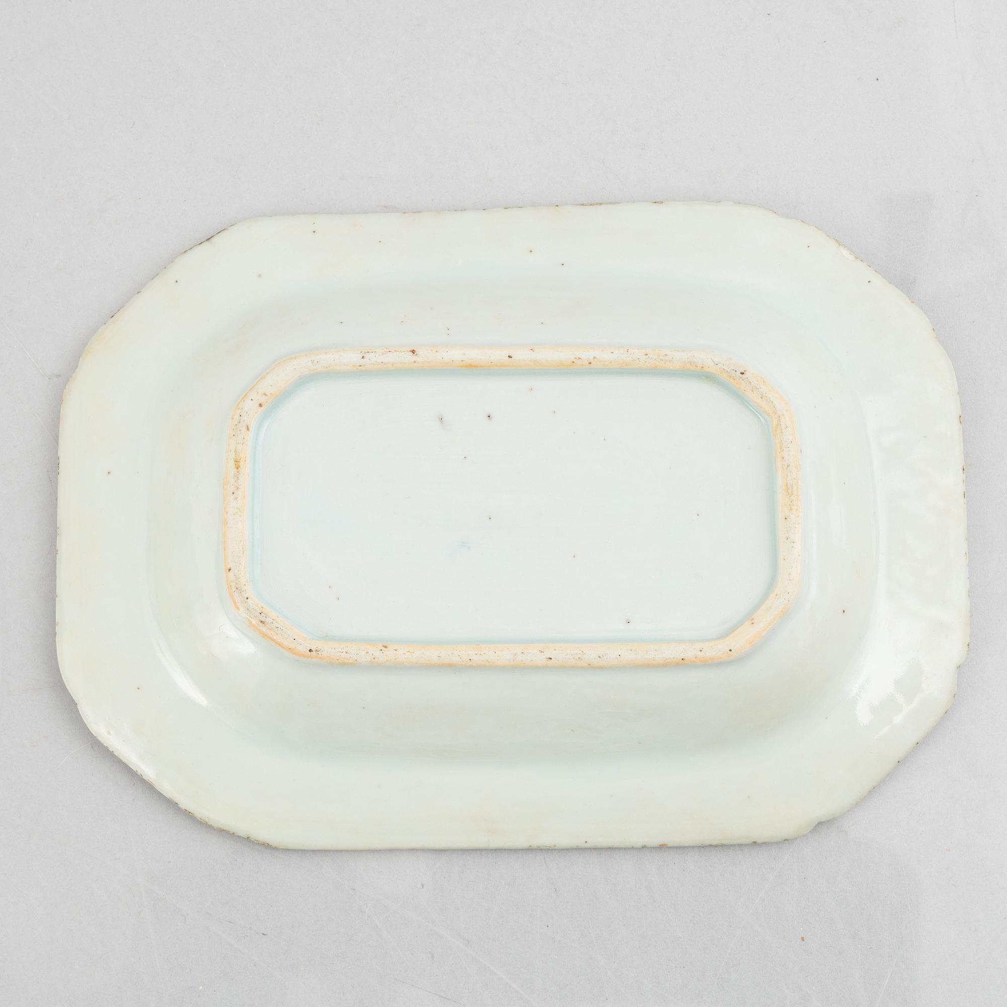 Stekfat, 2 st, samt smörterrin med lock och fat, kompaniporslin, Kina, Qianlong (1736-95).