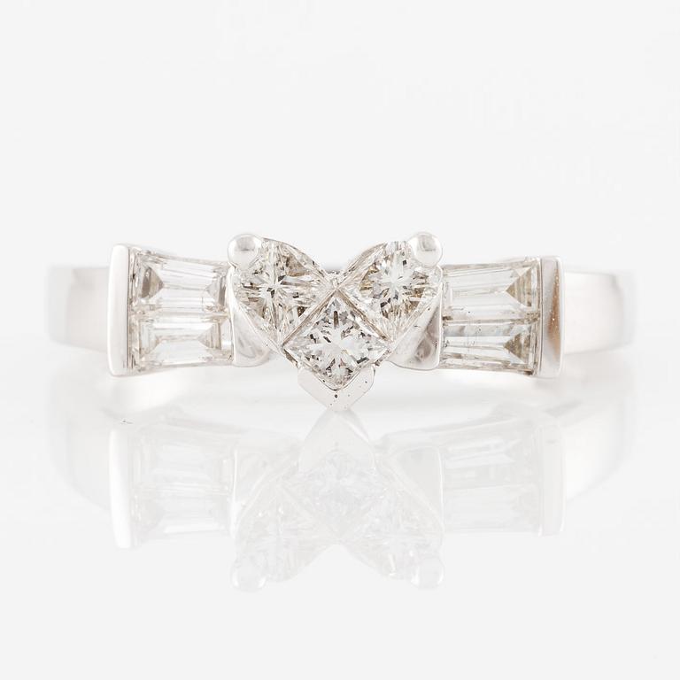 Ring 18K gold with diamonds in various cuts.