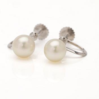 18K white gold earrings with cultured pearls.