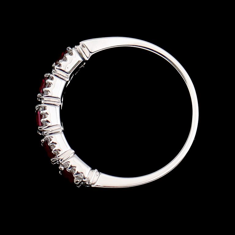 RING, 18 k vitguld, rubiner tot 0.87 ct, diamanter tot 0.24 ct.