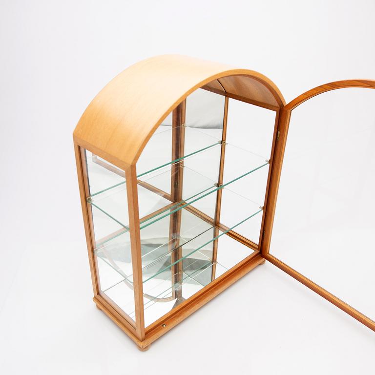 Josef Frank, a table vitrine, model 2070, Svenskt Tenn, mid-20th century.