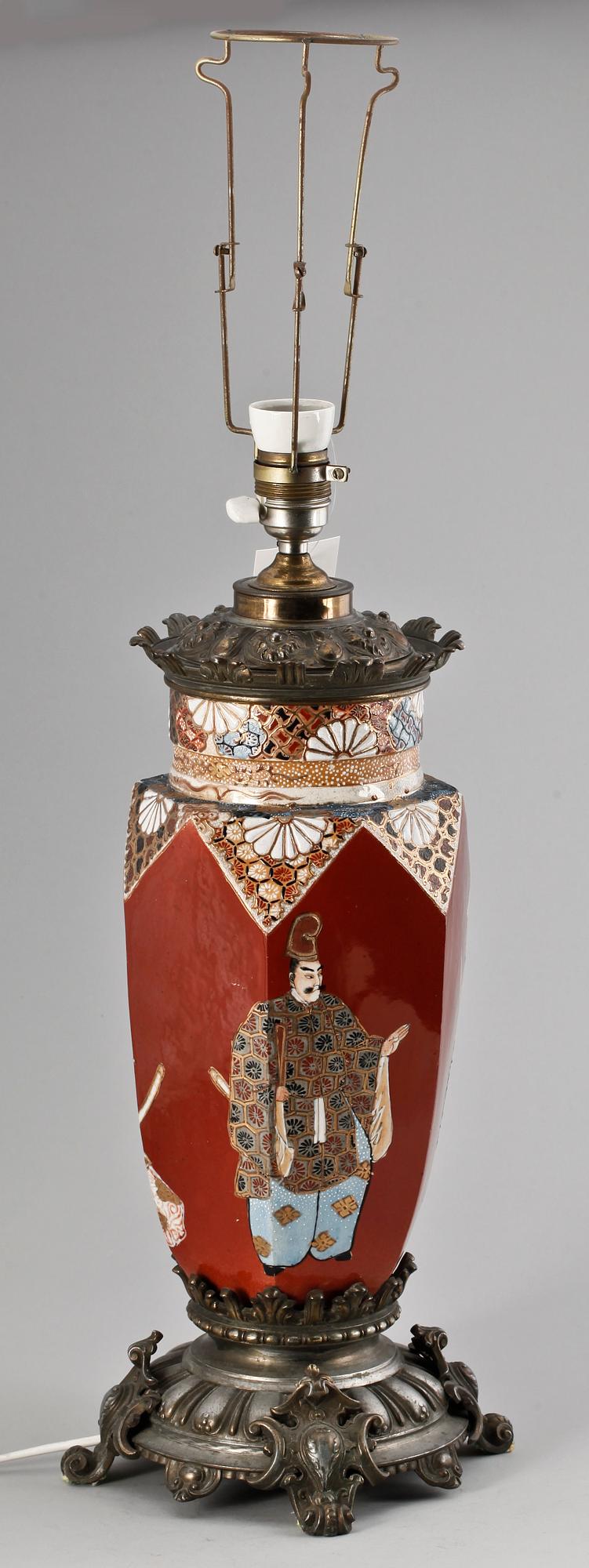 BORDSLAMPA, porslin och metall, nyrenässans, Japan, 1800-talets slut.
