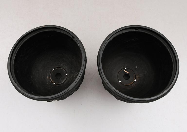 TRÄDGÅRDSURNOR, 1 par, gjutjärn, 1900-/2000-tal.