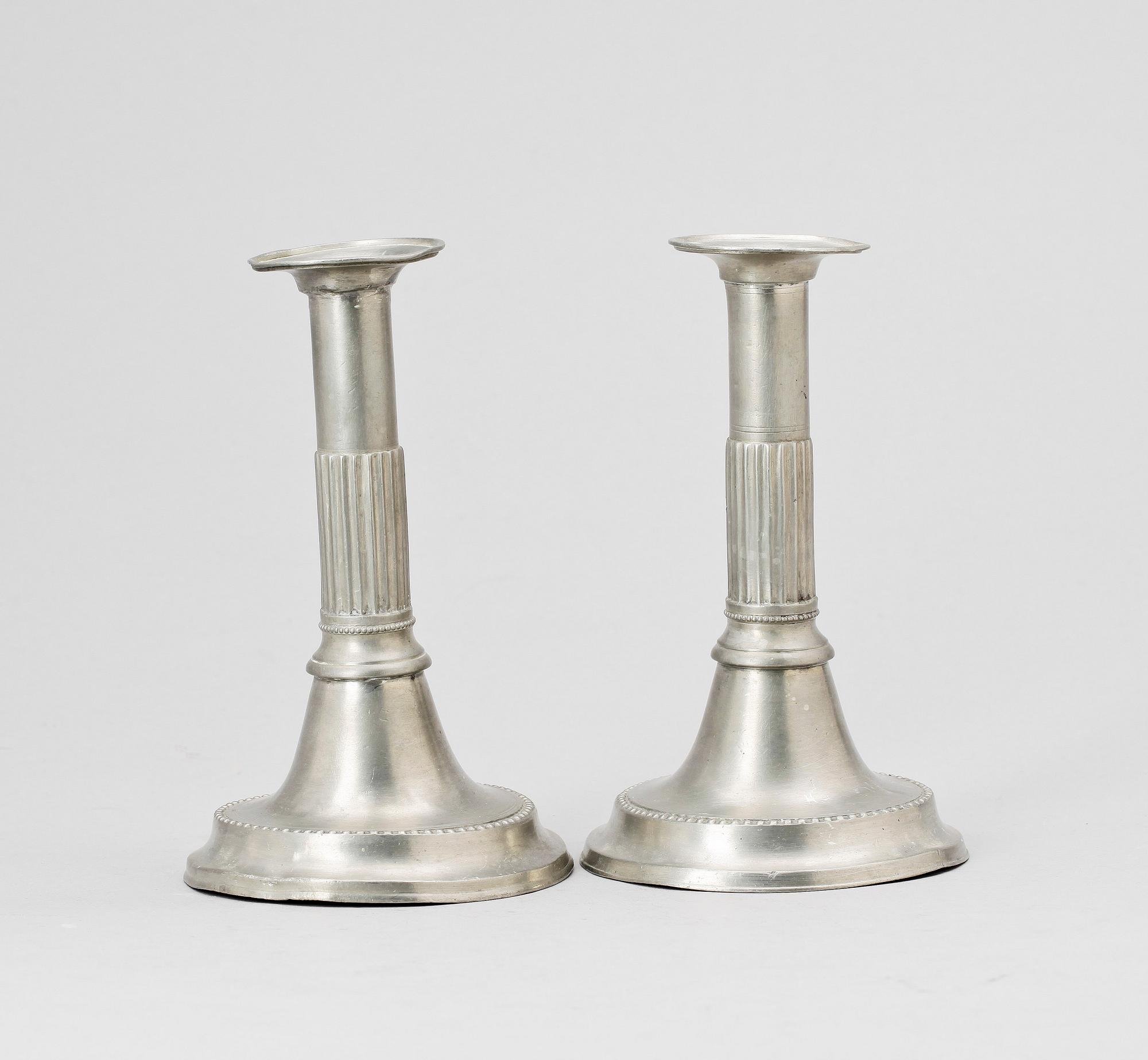 LJUSSTAKAR, ett par, gustaviansk stil, tenn, Nils Abraham Santesson Stockholm 1859.