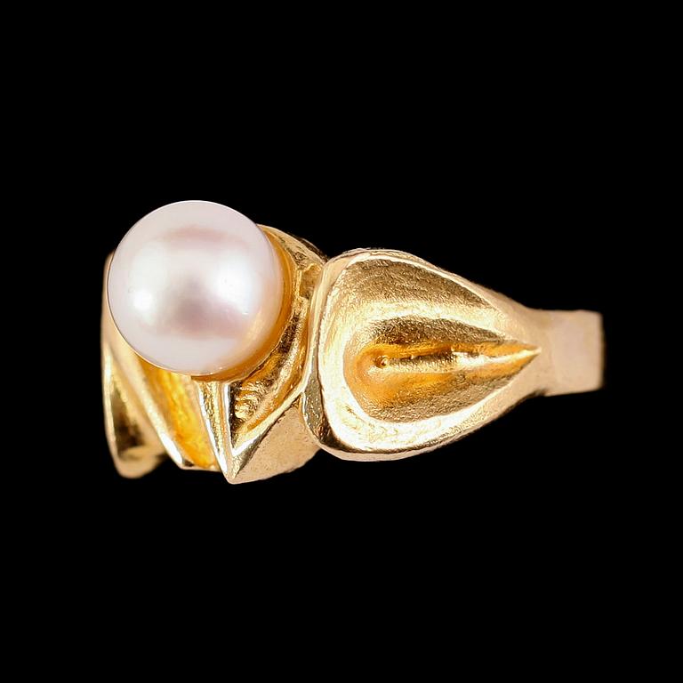RING, 18 k guld med odlad pärla, Björn Weckström, Finland.