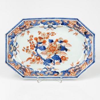 A Chinese porcelain dish, Qing Dynasty, Qianlong (1736-95).