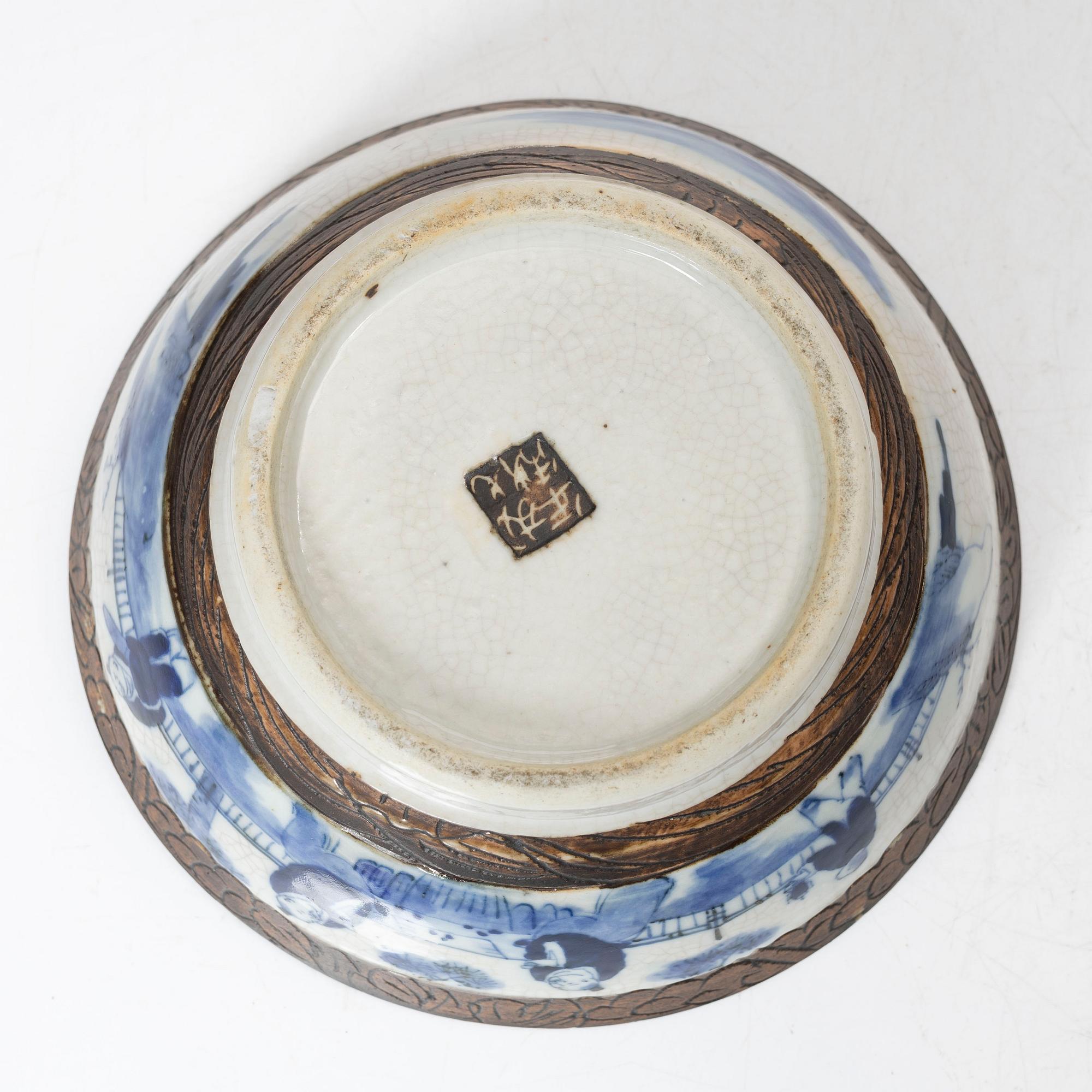 A Chinese porcelain vase and a bowl, around 1900.