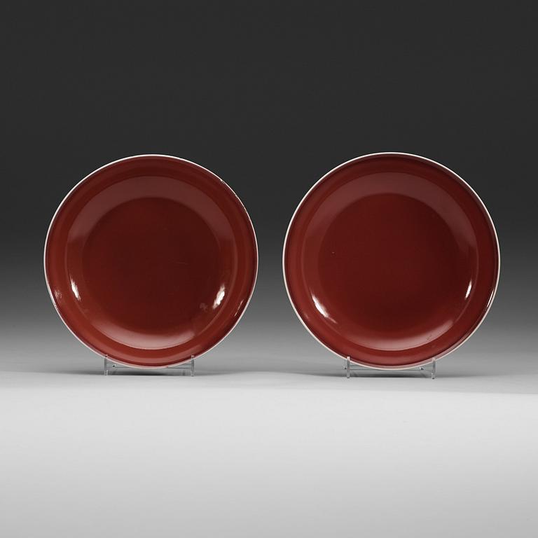 Two 'sang de boef' glazed dishes, Qing dynasty (1644-1912) with Qianlongs sealmark.