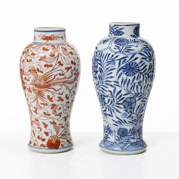 Vaser, tre stycken, porslin. Qingdynastin, 1700-tal.