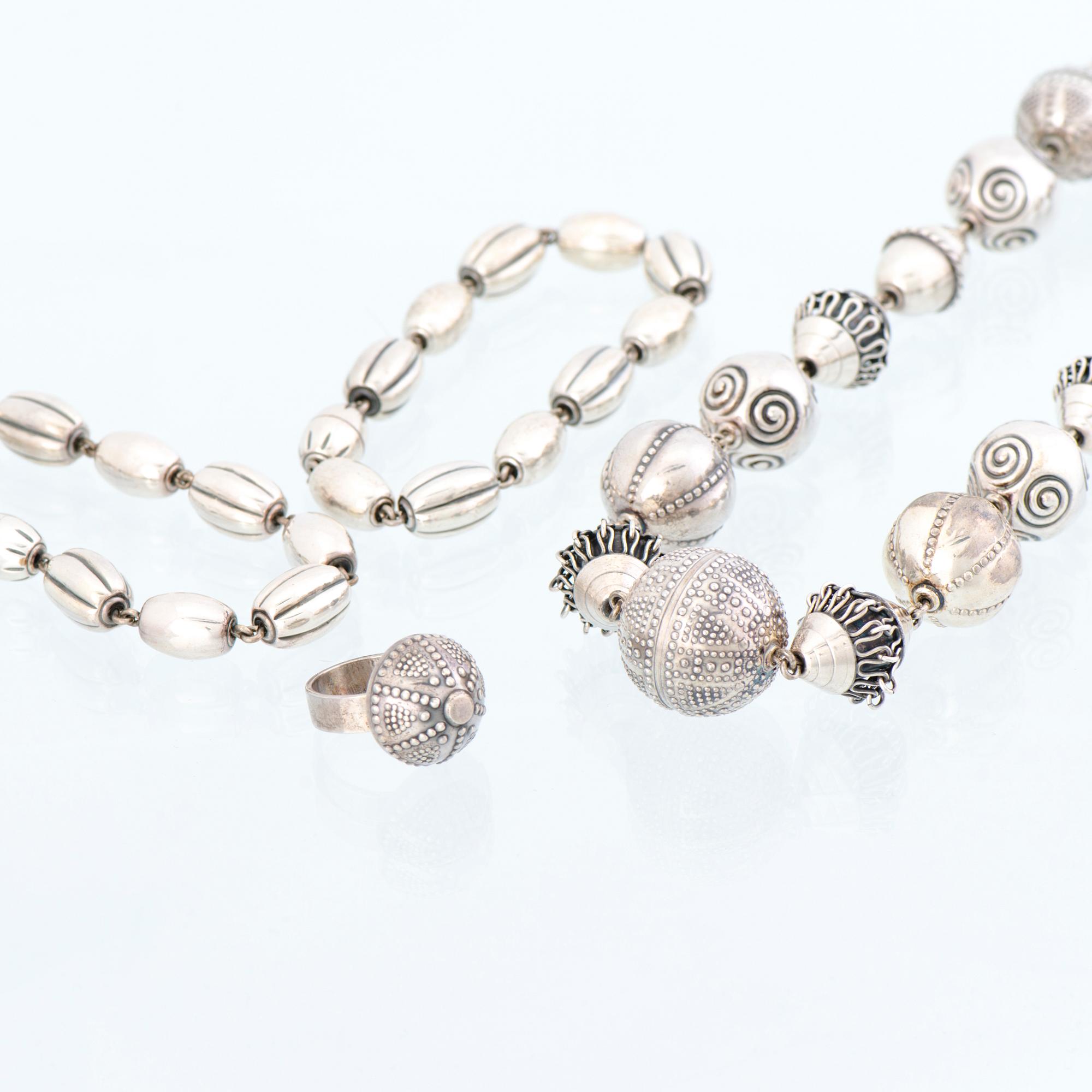 KAULAKORU, RANNEKORUJA, 2 kpl, ja SORMUS, "Halikon Kääty", hopeaa. Kalevala Koru 1972-83.