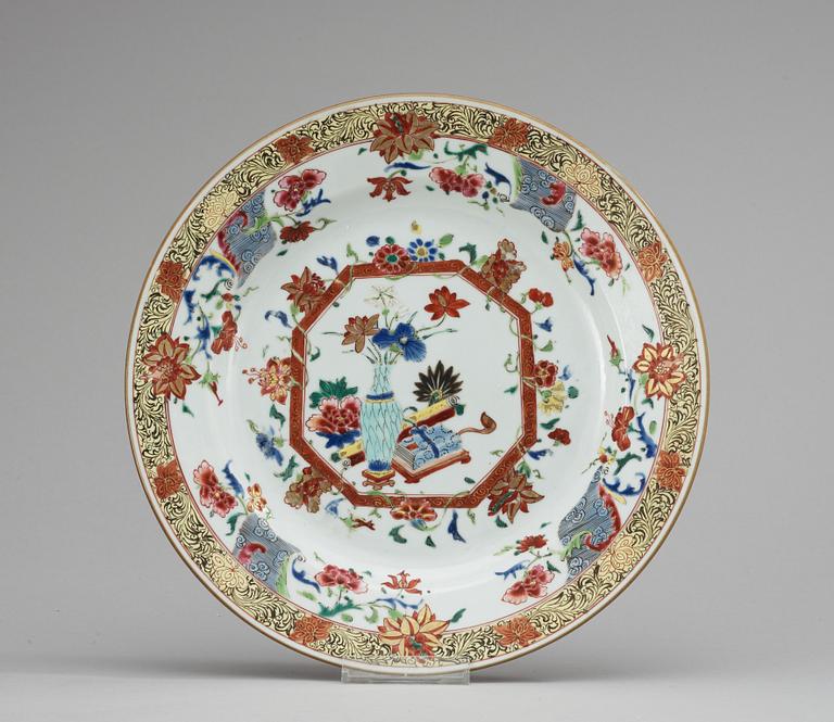 A polychrome plate, Qing dynasty (Qianlong 1736-95) .