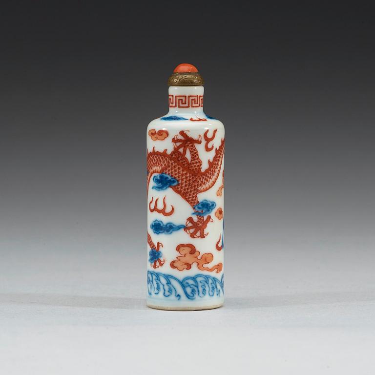 A porcelain snuff bottle, Qing dynasty, with Guangxu six-character mark and of the period (1875-1908).