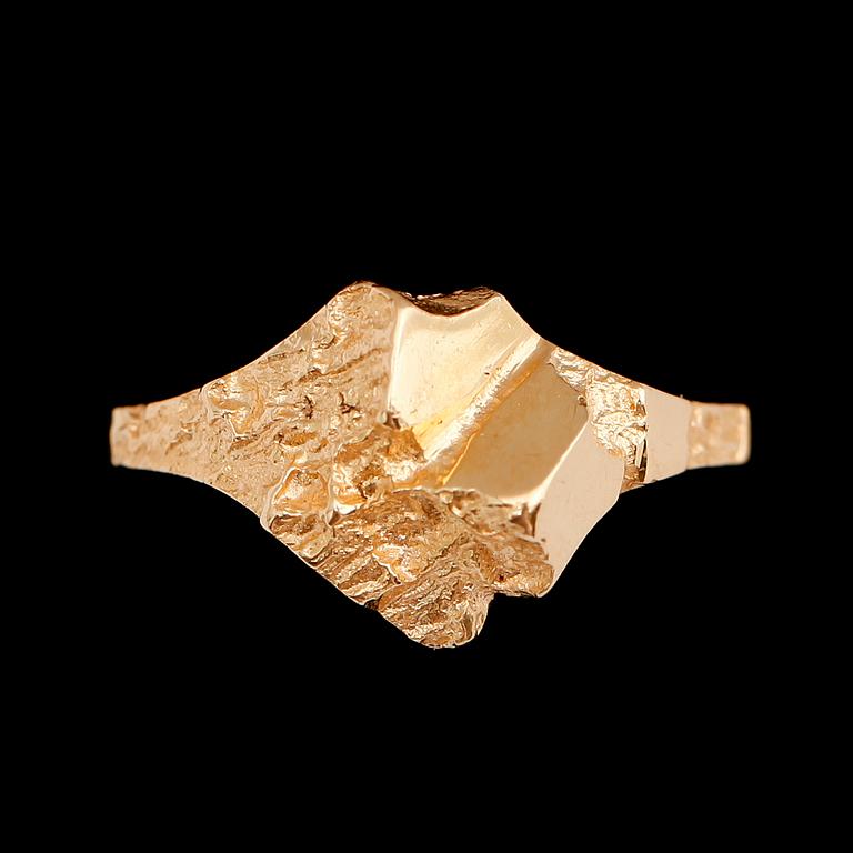RINGAR, 2 st, 14 k och 18 k guld. Tot vikt ca 10 g.