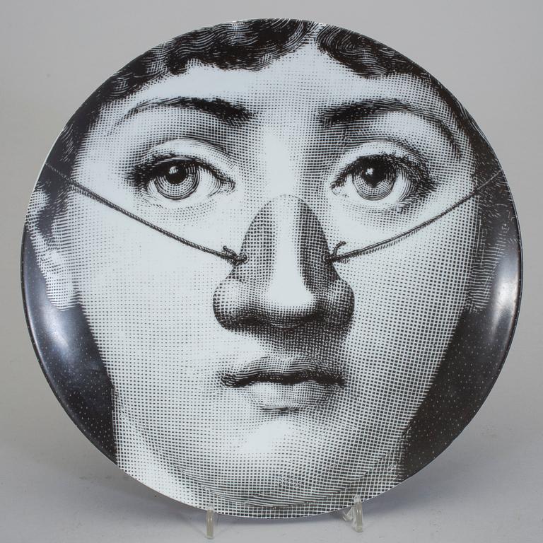 PIERO FORNASETTI, tallrikar, 2 st samt fat, porslin. Fornasetti, Milano, Italien.